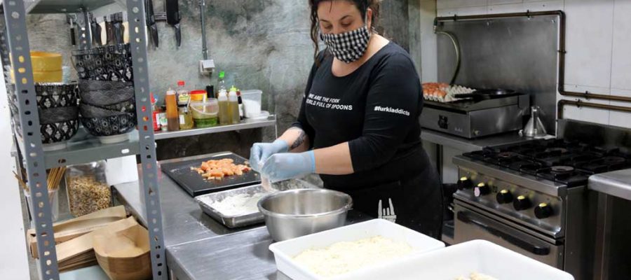 La propietària del restaurant La Forkilla de Puig-reig preparant les comandes del dia (Foto: ACN).|La propietària del restaurant La Forkilla